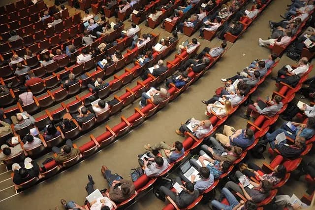 Les Critiques d'Art dans le Monde Numérique : Évolution et Impact