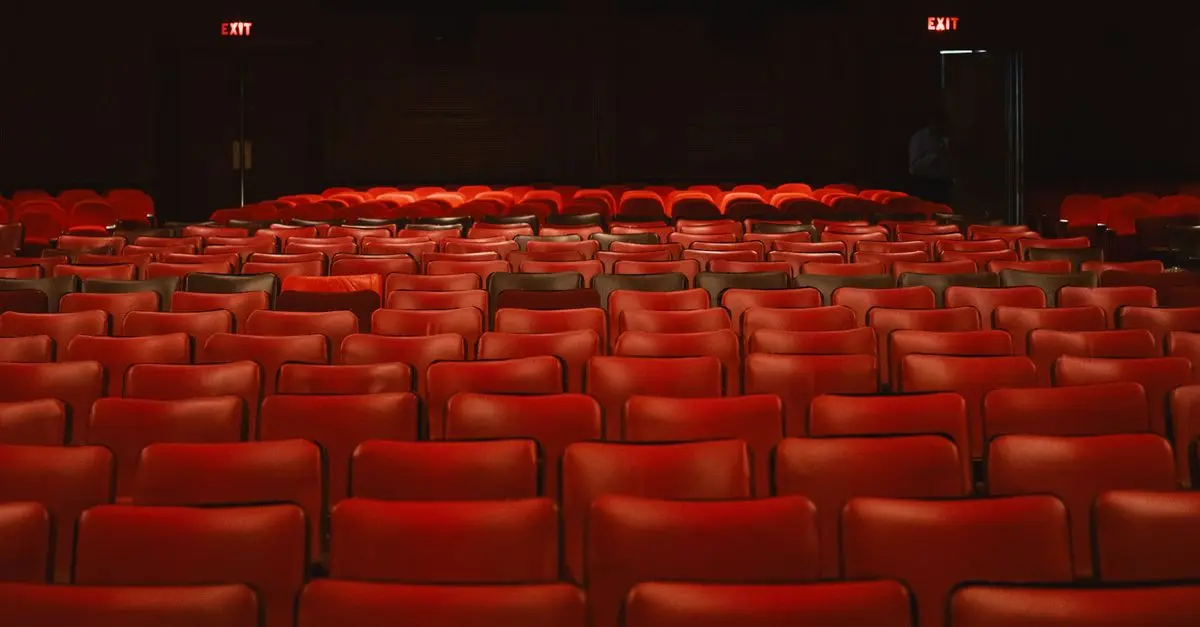 Cinéma vs Théâtre : Quel Médium Choisir pour la Critique Culturelle