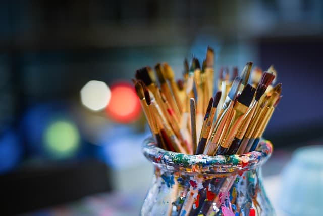 Comment la critique artistique influence notre perception des œuvres